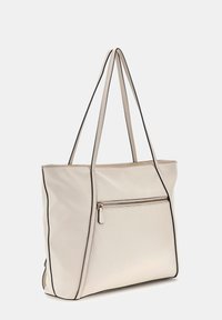 Borsa tote in pelle beige con profili neri, due manici per la spalla e una tasca frontale con cerniera. Texture liscia, forma rettangolare, design minimal.