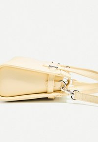 Bershka Käsilaukku - light yellow