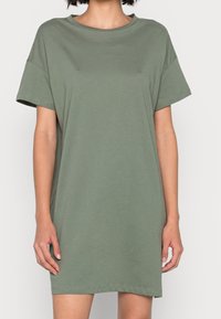 Olive zielona sukienka T-shirt z bawełny, z krótkimi rękawami, okrągłym dekoltem i luźnym krojem, z prostym dołem i minimalistycznym fasonem.
