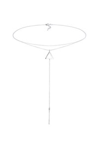 Hõbedane choker kaelakee, millel on kolmnurkne ripats ja pikk, kitsas ahel. Sile tekstuur ja minimalistlik disain.