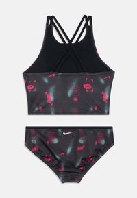 Fekete és rózsaszín sportbikini szett, amely egy keresztpántos, rövid fazonú toppal és alacsony derekú alsóval rendelkezik, mindkettő különféle logómintákkal díszítve.