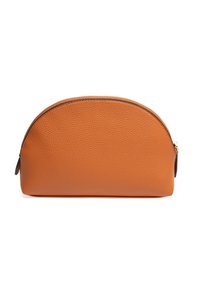Hnědá kožená kosmetická taška, polokruhový tvar, textured povrch, zlatý zip a boční akcentový smyčka pro snadné držení.