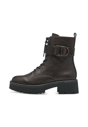 Botas de cuero marrón hasta el tobillo con un diseño de cordones, detalle de hebilla lateral y una suela de goma negra resistente. Acabado texturizado y construcción robusta.