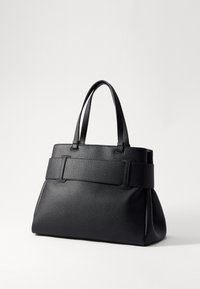 Borsa tote in pelle nera con superficie texture, dotata di due manici e di una larga tracolla piatta attorno al corpo. Forma strutturata, design minimalista.