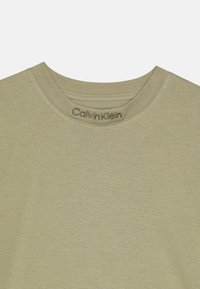 Olivgrünes Calvin Klein T-Shirt mit Rundhalsausschnitt, weichem Material und gesticktem Markenlogo am Ausschnitt.
