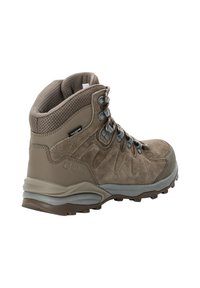 Scarpa da trekking marrone realizzata in suede e mesh; presenta hardware grigio, colletto imbottito e suola testurizzata per la trazione. Design impermeabile evidenziato.