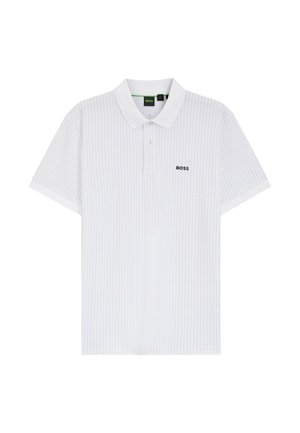 Valkoinen lyhythihainen poolopaita, jossa on hienovaraiset pystysuorat raidat ja musta "BOSS"-logo vasemmassa rinnassa.