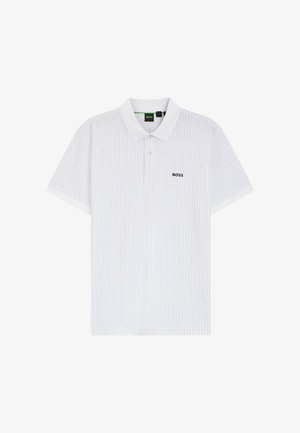 Valkoinen lyhythihainen poolopaita, jossa on hienovaraiset pystysuorat raidat ja musta "BOSS"-logo vasemmassa rinnassa.