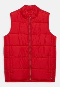 Rote Pufferweste mit hohem Kragen, Frontreißverschluss und horizontalem Steppmuster. Leicht, glatte Textur und ärmelloses Design.