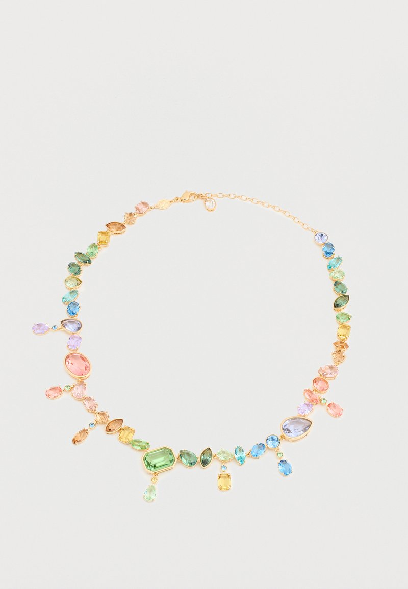 Collier en or orné d'une variété de pierres précieuses multicolores de formes différentes, notamment goutte, ovale et rectangulaire, disposées de manière symétrique.
