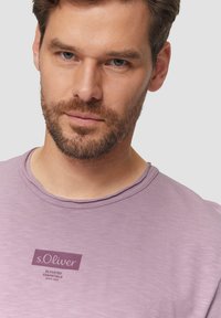 s.Oliver LOGO MIT ROLLKANTE UND STRUKTUR - T-shirt print - flieder