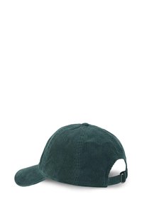 Casquette en velours côtelé vert avec une visière courbée, une surface texturée, une sangle réglable à l'arrière et des trous de ventilation.