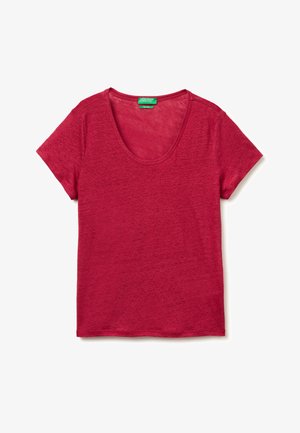 Rotes Damen-T-Shirt mit kurzen Ärmeln und Rundhalsausschnitt, flach liegend, mit einem grünen "United Colors of Benetton"-Etikett im Kragen.