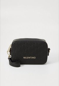 Mala tiracolo preta com superfície texturizada, gravação em relevo e logótipo dourado "Valentino". Possui fecho de correr e alça ajustável para maior conveniência.