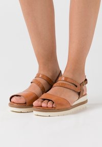 Tamaris Sandály na platformě - brown