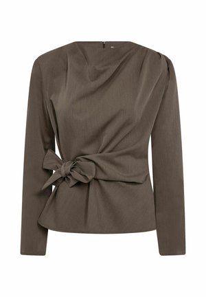 Brūna blūze ar garām piedurknēm, strukturētām plecu daļām un sasienamu loku pie jostas, ar rāvējslēdzēju aizmugurē.