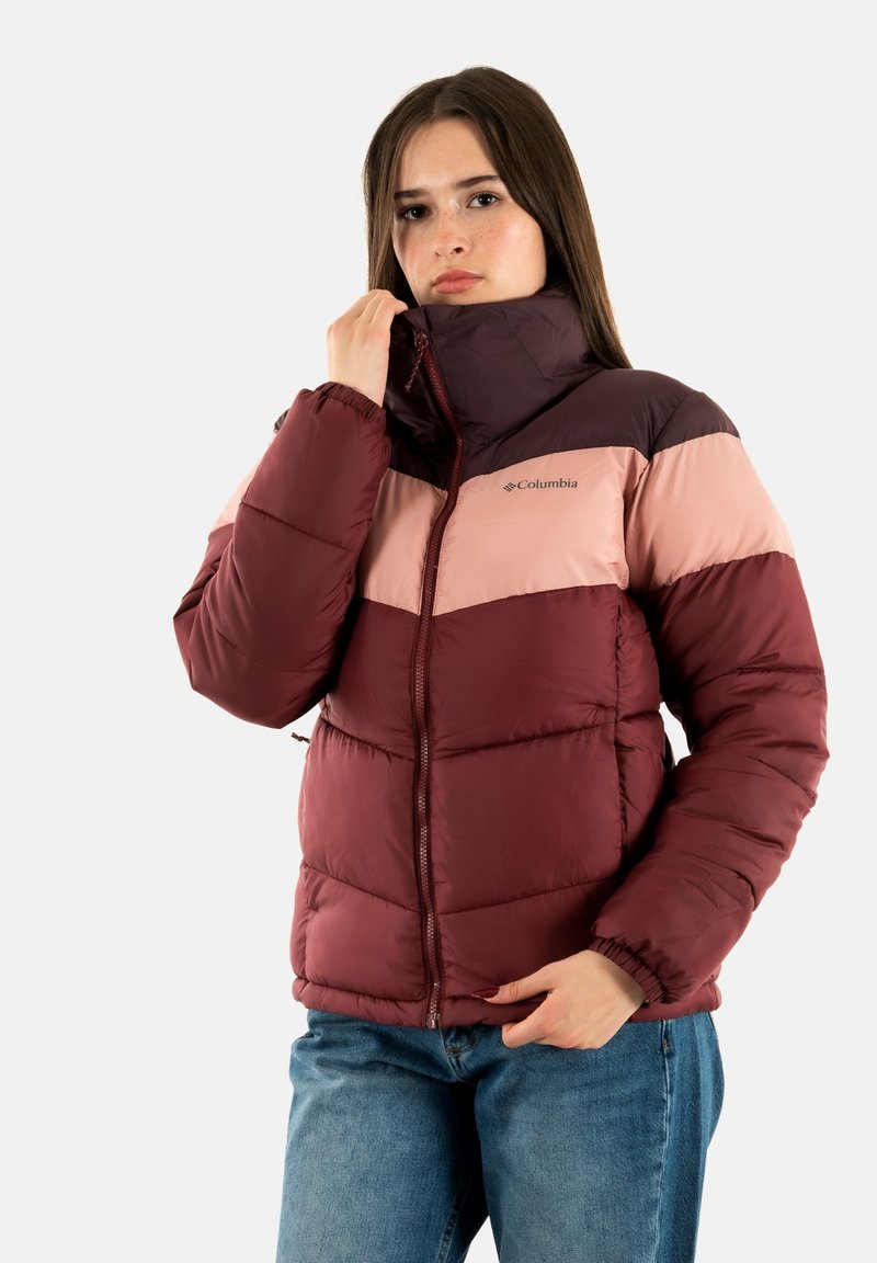 Giacca morbida color bordeaux e rosa con colletto alto, dotata di zip frontale e polsini elasticizzati, progettata con blocchi di colore orizzontali.