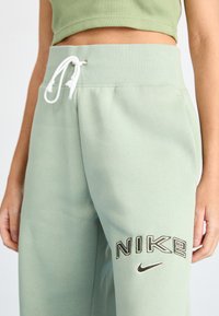 Nike Sportswear LOGO - Treniņtērpa apakšdaļas - jade horizon