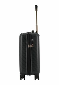 Maleta rígida negra con un patrón geométrico, doble cremallera, cerradura de combinación, asa retráctil y cuatro ruedas para movilidad.