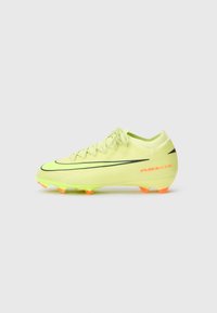 Bota de fútbol verde lima con una línea de acento negra, parte superior texturizada, cordones y tacos con puntas naranjas. Presenta la marca "AIR ZOOM" en el lateral.