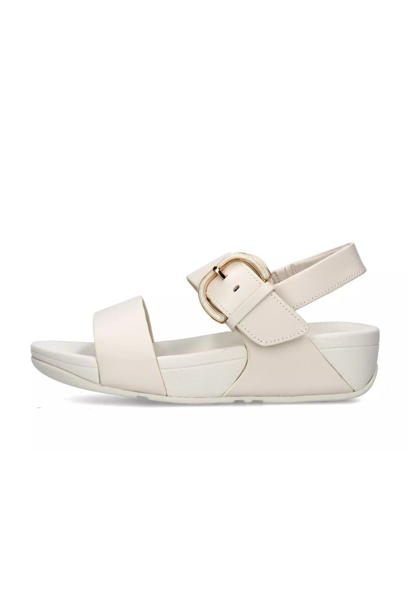 Beige sandaal met verstelbare enkelband, voorzien van een gouden gesp, brede teband en een witte platformzool. Gladde lederen textuur.