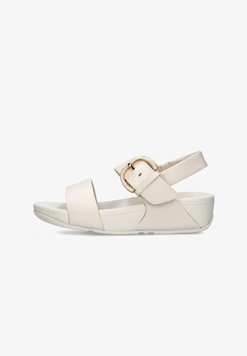 Beige sandaal met verstelbare enkelband, voorzien van een gouden gesp, brede teband en een witte platformzool. Gladde lederen textuur.