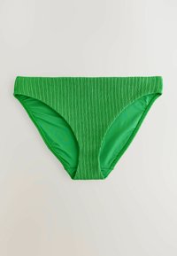 Bas de bikini vert avec texture côtelée, présentant une taille basse et des ouvertures de jambe courbées. Tissu lisse, adapté aux maillots de bain.