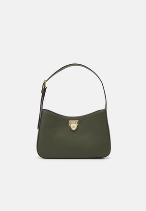 Sac à main en cuir vert foncé avec un dessus incurvé, une bandoulière réglable et une fermeture à clip dorée centrée sur l'avant.