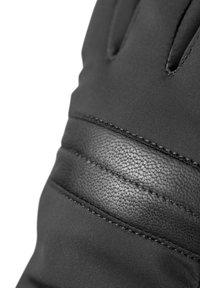 Schwarze Handschuhe mit einer strukturierten Lederhandfläche und einem Nylonkörper, mit genähten Details und einem taillierten Design für eine enge Passform.