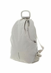 Sac à dos en tissu gris clair avec une surface texturée, une poignée supérieure, une sangle ajustable et une fermeture éclair, présentant un branding subtil.