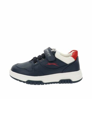 Sneaker blu navy con dettagli bianchi, materiale sintetico texturizzato, lacci elasticizzati, fascetta in Velcro e dettagli del tallone rossi a contrasto.