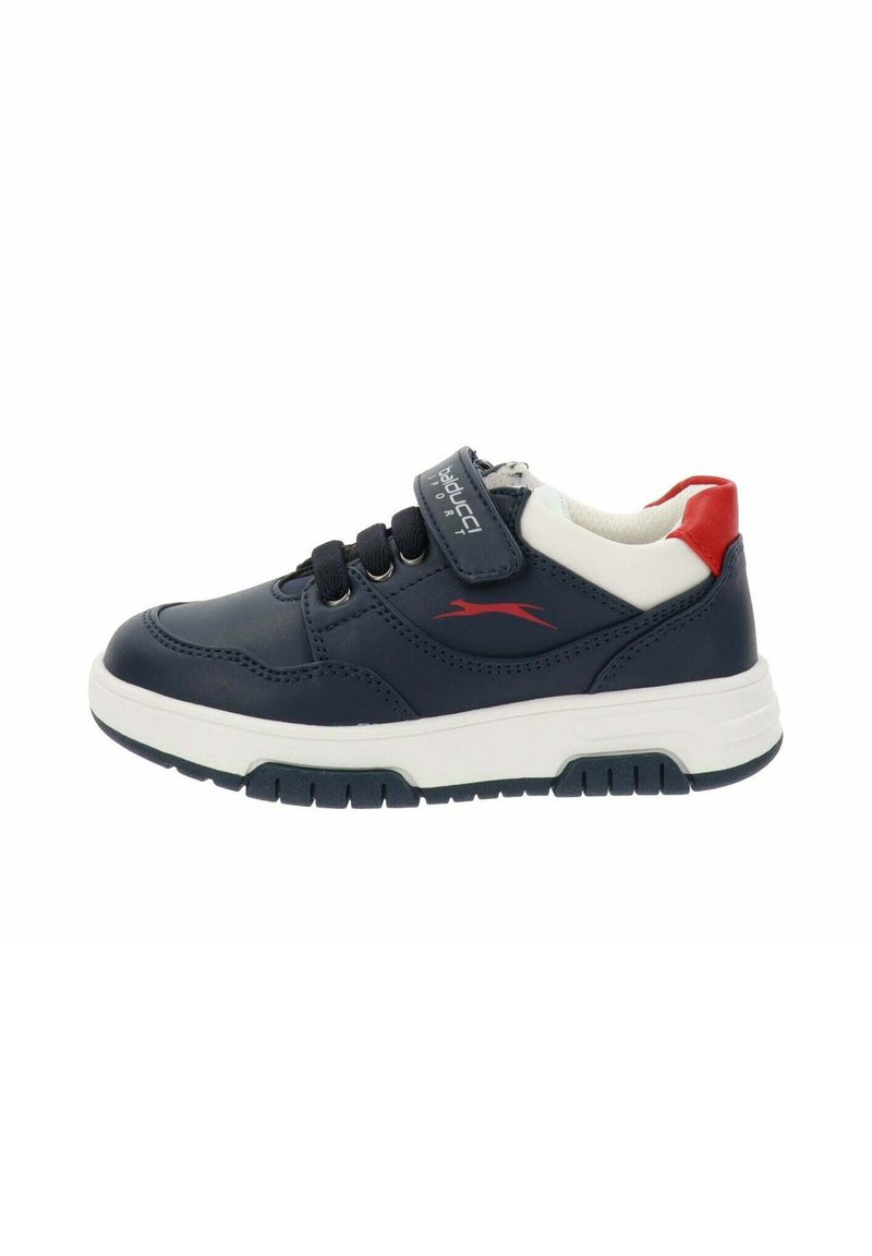 Zapatilla azul marino con acentos blancos, material sintético texturizado, cordones elásticos, tira de Velcro y detalle en el talón en contraste rojo.