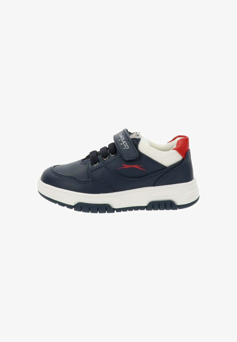 Sneaker blu navy con dettagli bianchi, materiale sintetico texturizzato, lacci elasticizzati, fascetta in Velcro e dettagli del tallone rossi a contrasto.