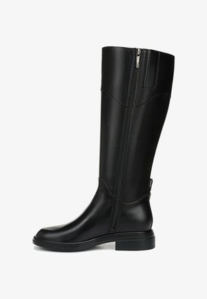 Stivale in pelle nera fino al ginocchio con zip laterale, punta tonda e tacco basso a strati. Texture liscia e dettagli di cuciture sottili.