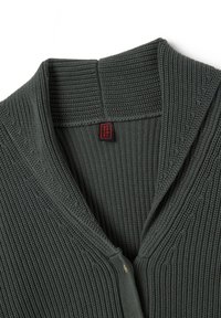 Cardigan lavorato a maglia verde scuro con una texture a coste, dotato di un ampio colletto a scialle e cuciture a contrasto sottili. Etichetta del marchio visibile all'interno.