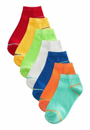 Set aus sieben Baumwollknöchelsocken in Rot, Gelb, Grün, Weiß, Blau, Orange und Türkis, mit kontrastierenden Streifen nahe der Oberkante.