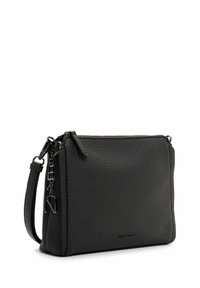 Borsa a tracolla in pelle nera con superficie texture, chiusura con zip e dettaglio a catena removibile. Forma rettangolare compatta con tracolla regolabile.