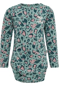 Långärmad babypyjamas i mintgrön med ett mönster av leopardprint i rosa och mörkgrön. Har tryckknappar vid grenen för lätt byte.