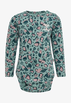 Langarm-Babybody in Mintgrün mit einem pinken und dunkelgrünen Leopardenmuster. Verfügt über Druckknöpfe im Schritt für einfaches Wickeln.