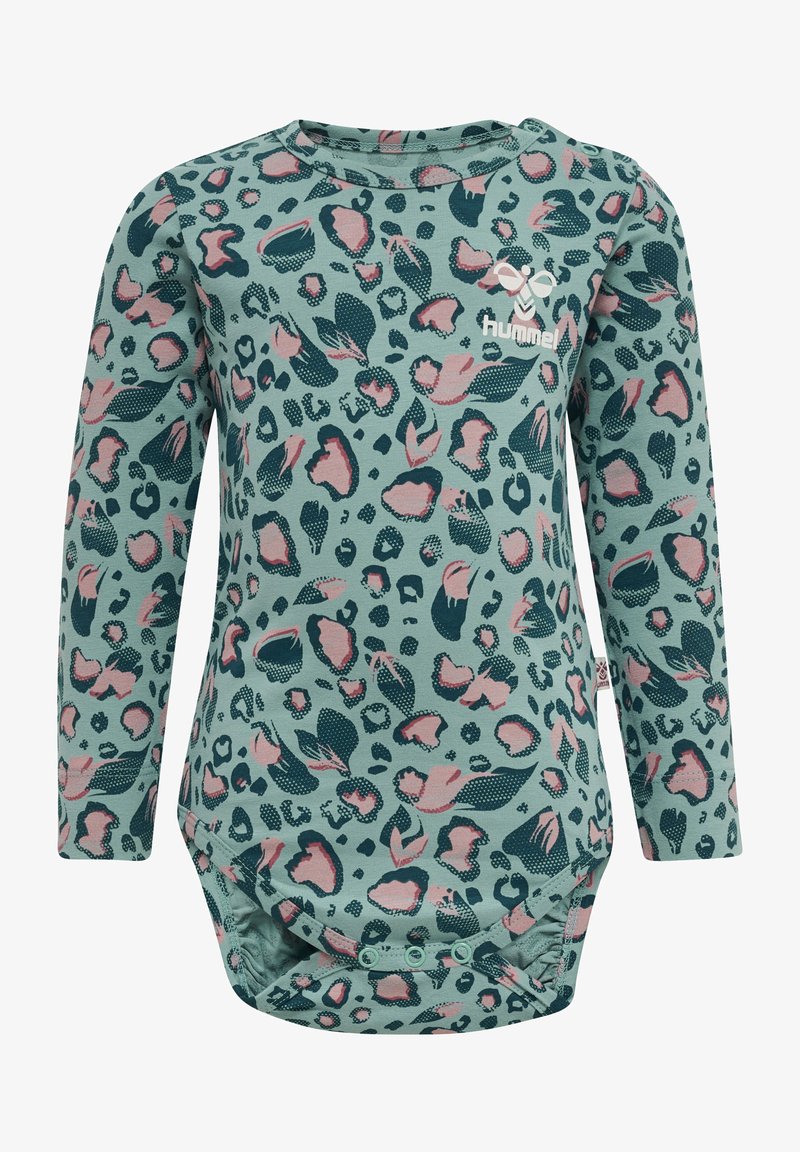 Långärmad babypyjamas i mintgrön med ett mönster av leopardprint i rosa och mörkgrön. Har tryckknappar vid grenen för lätt byte.