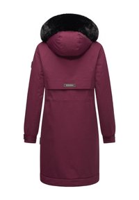 Bordo parka jaka ar melnu mākslīgo kažokādu kapuci, garām piedurknēm, elastīgām aprocēm un aizmugures yoke dizainu. Iespējama zīmola etiketēšana aizmugurē.
