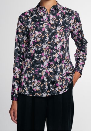 Blumenmuster-Hemd aus dunklem Stoff, mit rosa, weißen und beigen Blumenmustern, langen Ärmeln und einem spitzen Kragen.