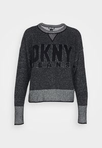 Svart och grå stickad tröja med en kort design, med en djärv DKNY-logotyp, ribbade ärmar och nederkant samt en strukturerad yta.