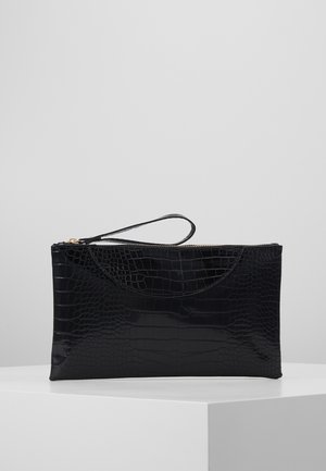 Pochette noire avec une texture crocodile, finition lisse et brillante, fermeture zippée et une bandoulière fine pour le transport.