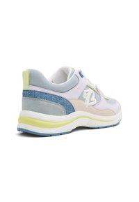 Sneaker bianca e azzurro chiaro con accenti in rete e suede, caratterizzata da una spessa suola bianca e un logo decorativo sul lato.