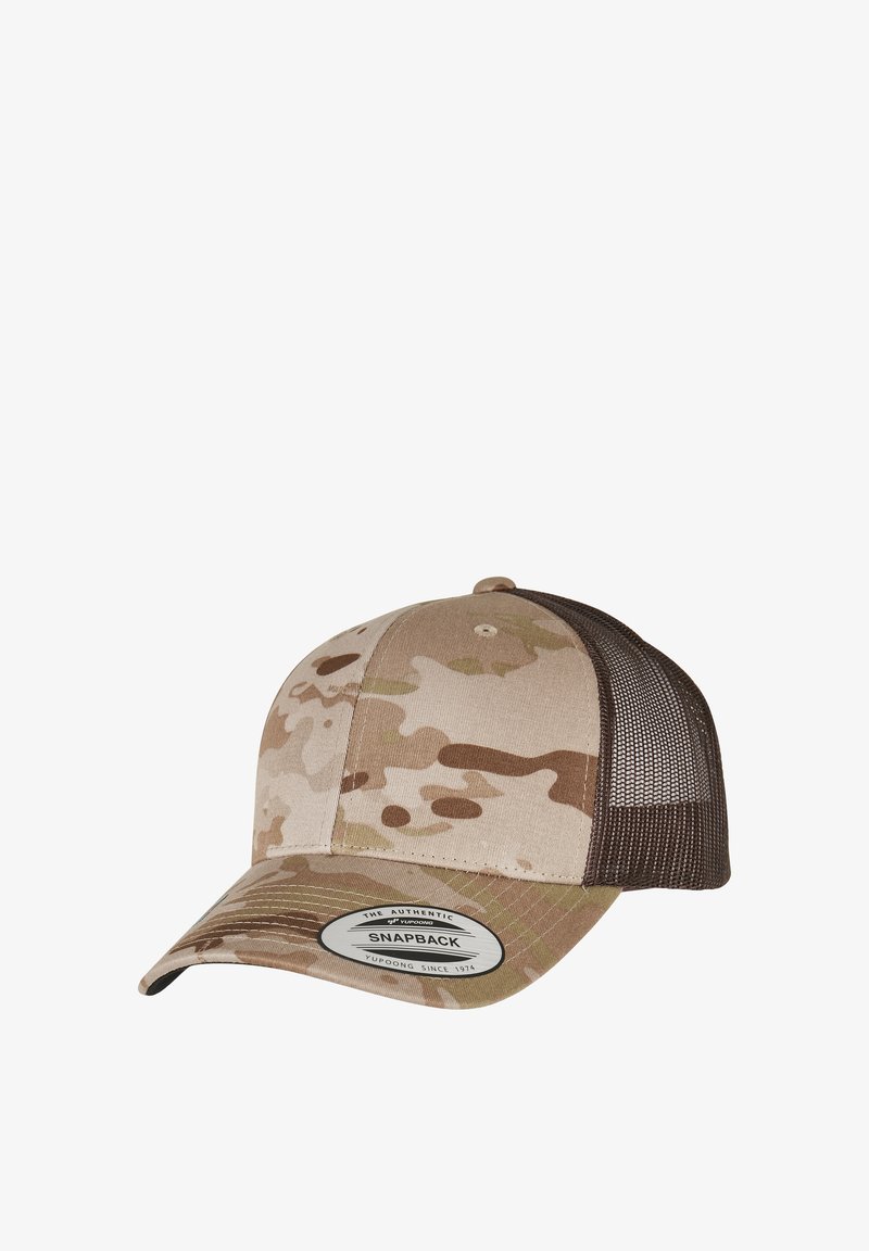 Kameele kiibriga snapback müts, millel on beež ja pruun värvipalett, struktureeritud esiosa, kõvera äär ja võrkselg ventilatsiooni tagamiseks.