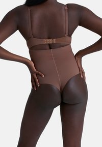 Body marrone con spalline regolabili, retro con apertura e chiusura a gancio. Il materiale è liscio con una finitura opaca, design aderente per esaltare la silhouette.