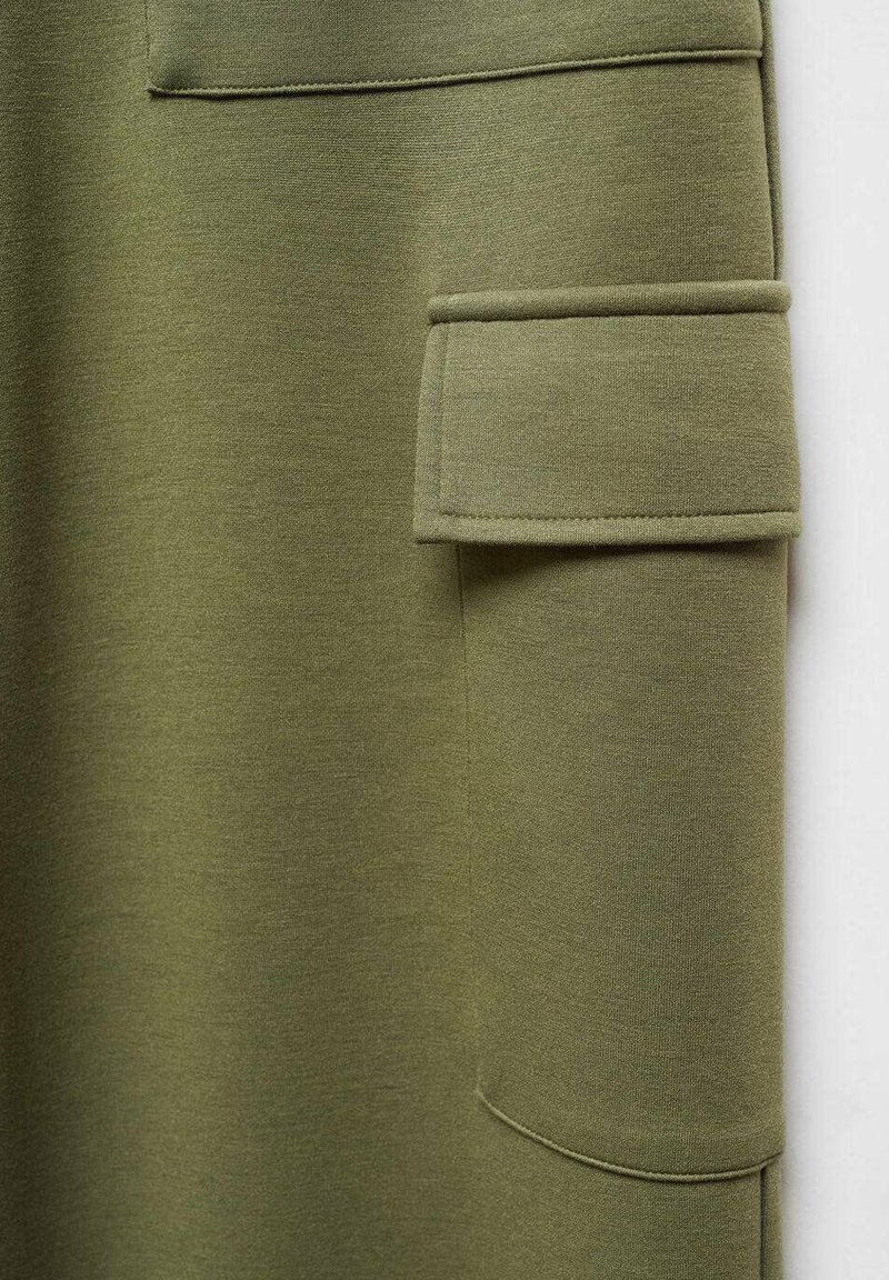 Pantalones de chándal en verde oliva con una textura suave, corte recto y un bolsillo de carga lateral con solapa y detalles cosidos.