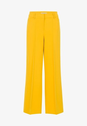 Pantalon large jaune vif avec plis devant, passants pour ceinture et fermeture frontale dissimulée.