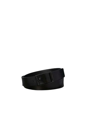 Ceinture en cuir noir enroulée avec une boucle rectangulaire mate et plusieurs trous d'ajustement visibles sur la lanière.
